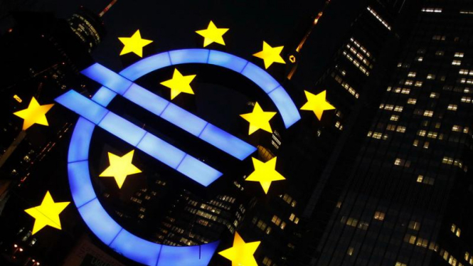 Logo mata uang euro di Bank Sentral Eropa. Mata uang Euro, simbol pemersatu negara-negara Uni Eropa.
