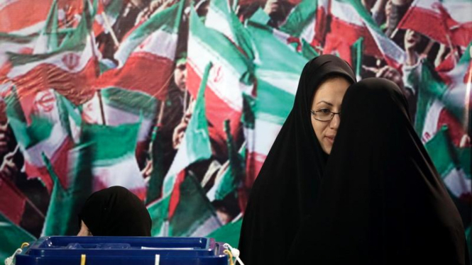 Perempuan Iran menjadi petugas Pemilu di Kota Teheran