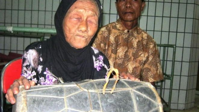 Suratih, 90 tahun, penabuh gendang Kentrung