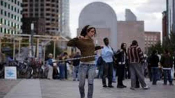 Seorang perempuan di Boston AS bermain hola hoop
