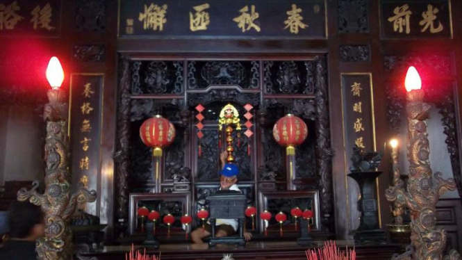 Altar persembahan di Rumah Abu Keluarga Han