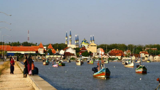 Suasana sore di Pantai Boom Tuban