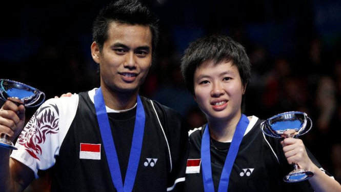 Tontowi Ahmad (kiri) dan Liliyana Natsir juara All England 2012