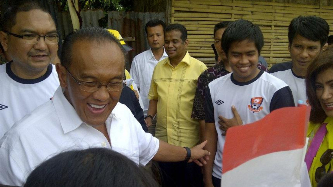 Aburizal Bakrie (kiri) dan gelandang Pelita Jaya FC Egi Melgiansyah