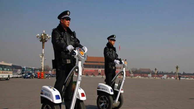 Polisi China berpatroli di Lapangan Tiananmen, Beijing.