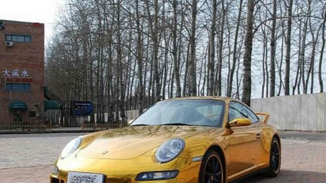 Porsche 911 Carrera 4s berlapis "emas"