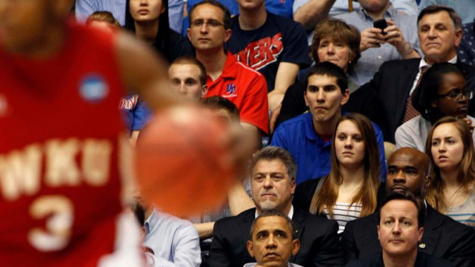 Presiden AS Barack Obama dan PM Inggris David Cameron menyaksikan basket