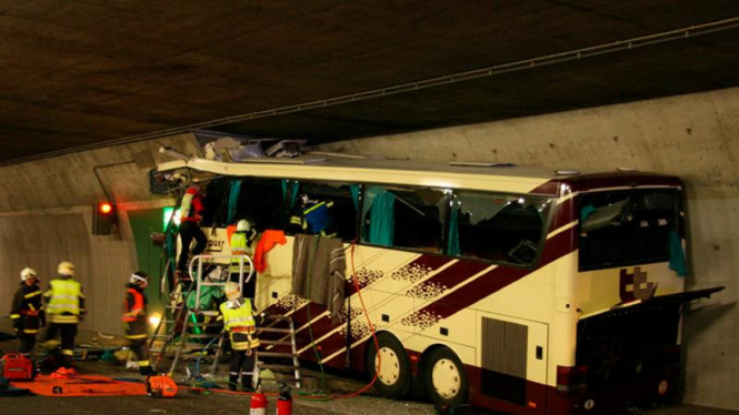 Kecelakaan bus di Swiss, menewaskan 28 orang.