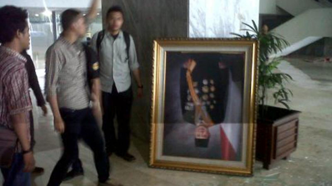 Demonstran pecahkan foto SBY di gedung DPR