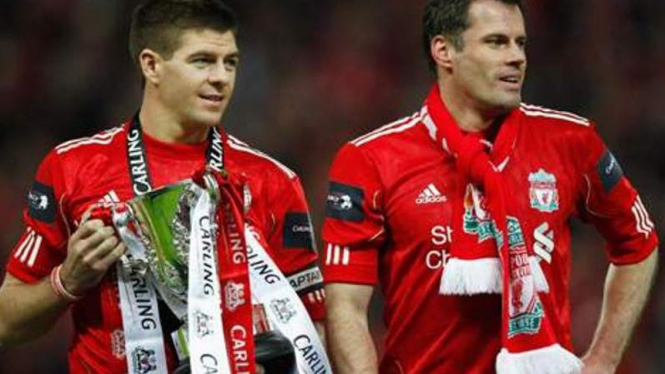 Steven Gerrard dan jamie Carragher usai menjuarai Piala Liga 2012