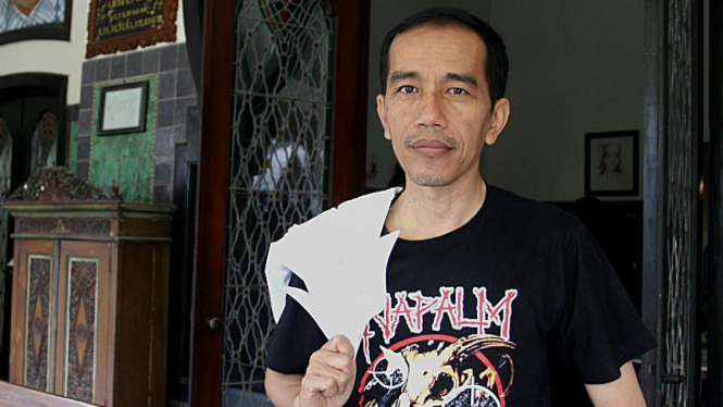 Jokowi memakai kaos Napalm Deat.