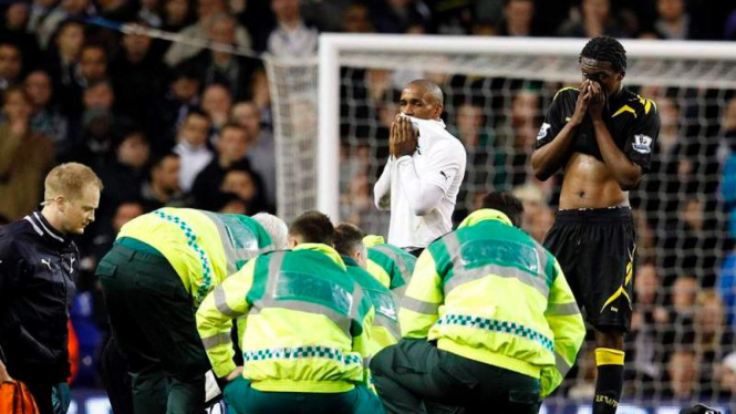 Staf medis sedang merawat Fabrice Muamba disaksikan pemain Spurs dan Bolton.