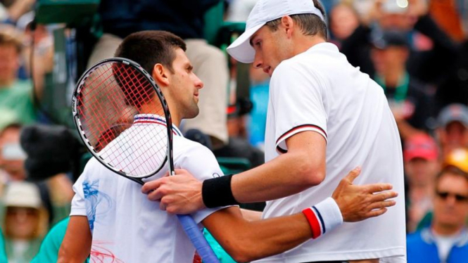 Djokovic memberi selamat pada Isner usai memenangkan semifinal Indian Wells 2012