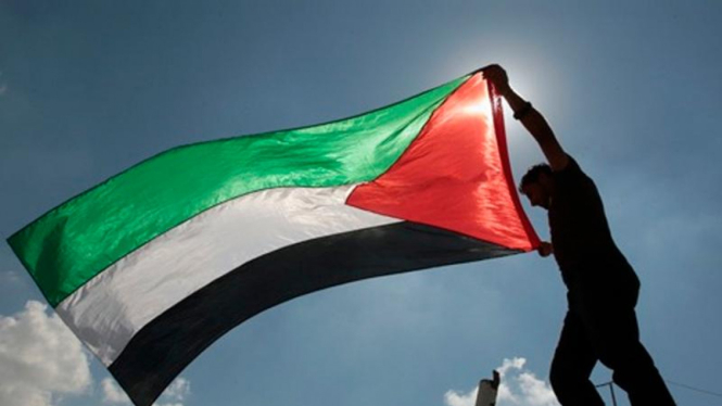 Warga mengibarkan bendera Palestina