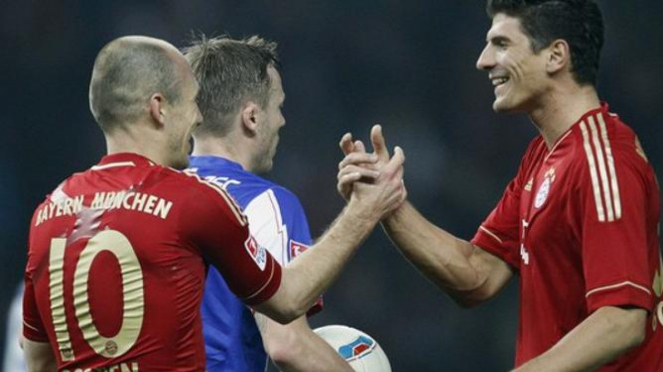 Arjen Robben (kiri) dan Mario Gomez (kanan)