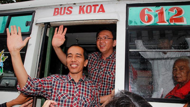 Joko Widodo dan Basuki Tjahaya Purnama (Ahok) Naik Bus Kopaja Ke KPUD DKI