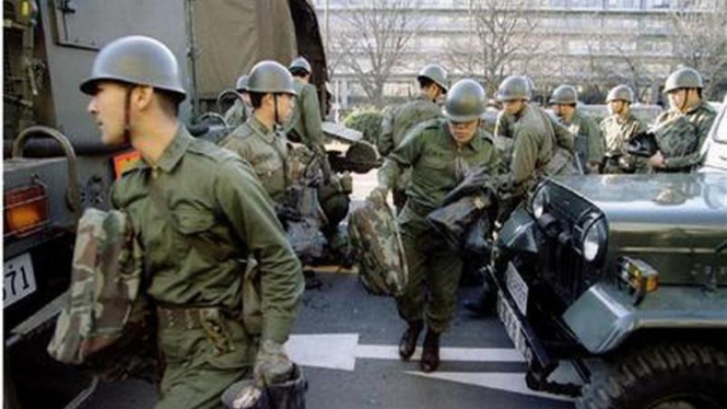 Tentara Jepang dikerahkan membantu korban gas sarin 1995