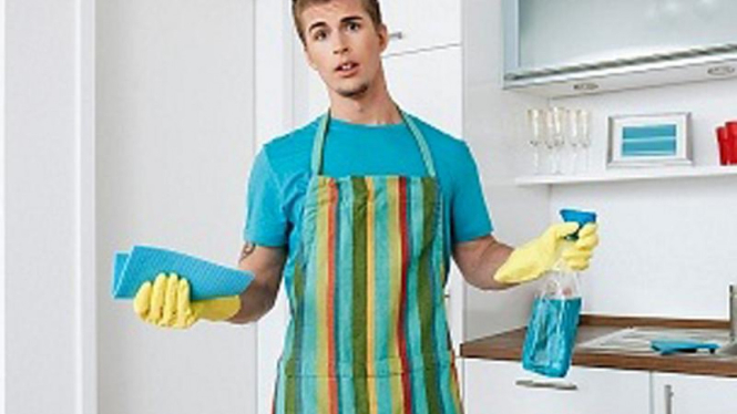Pria bersihkan rumah