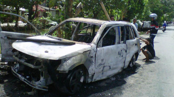 Mobil dibakar dalam bentrokan di Bekasi