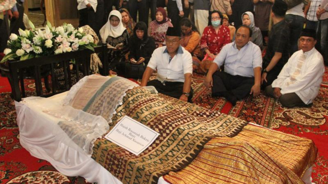 Jenazah Roosniah Bakrie Tiba di Rumah Duka