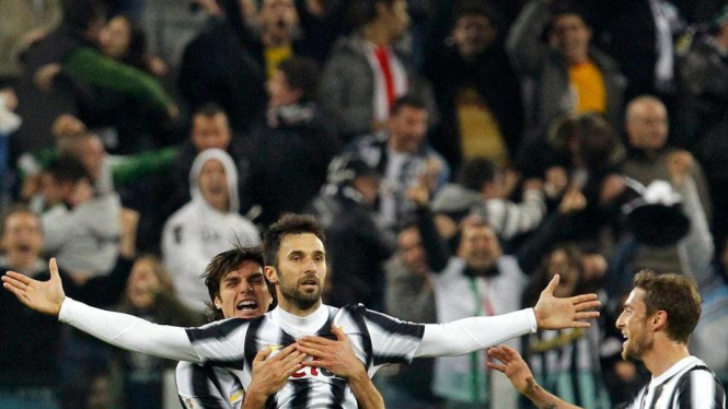 Mirko Vucinic merayakan gol saat Juventus melawan AC Milan