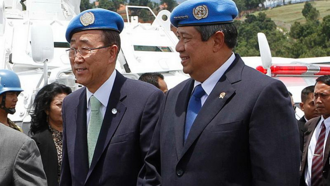 Presiden SBY dan Sekjen PBB memakai Baret Biru 