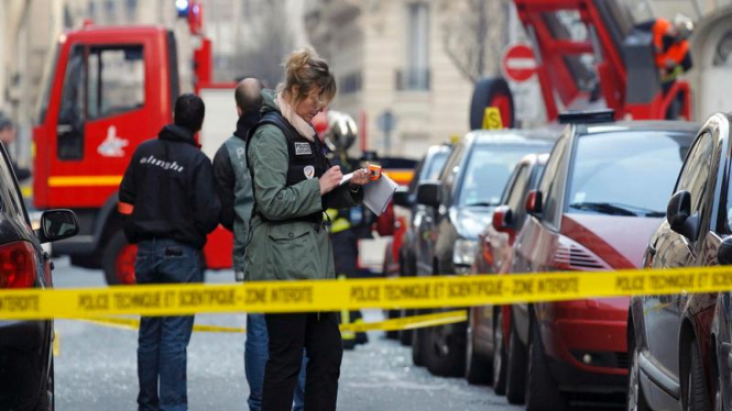Polisi Prancis memeriksa lokasi ledakan bom di luar KBRI Paris. Foto: REUTERS/Benoit Tessier 
