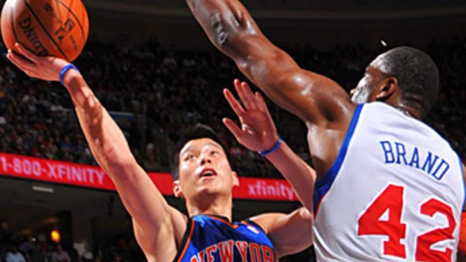 Jeremy Lin (kiri) lewati hadangan pemain Sixers