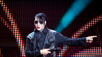 Cerita Marilyn Manson Tertimpa Podium di Panggung