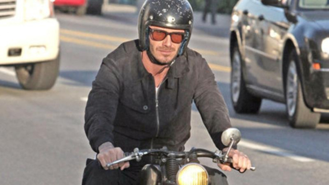 David Beckham naik motor antik