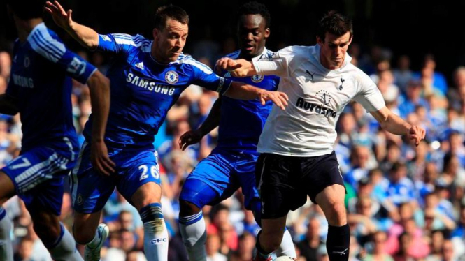 John Terry (Chelsea) menghadang Gareth Bale (Tottenham)