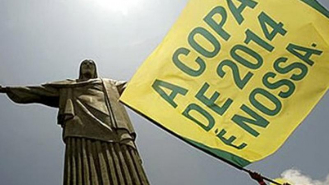 Suporter Brasil membawa bendera dukungan