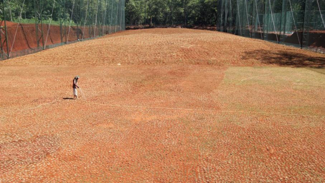 Rumput di Arena Golf Universitas Indonesia (UI), Depok, sedang disiram