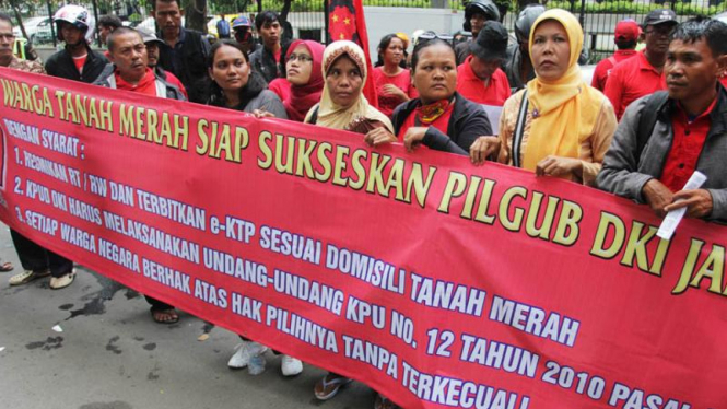 Warga Tanah Merah Demo KPUD DKI Jakarta