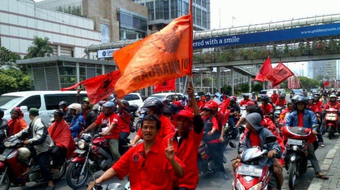 Massa PDIP demo tolak kenaikan BBM