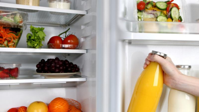 Menyimpan makanan di kulkas 