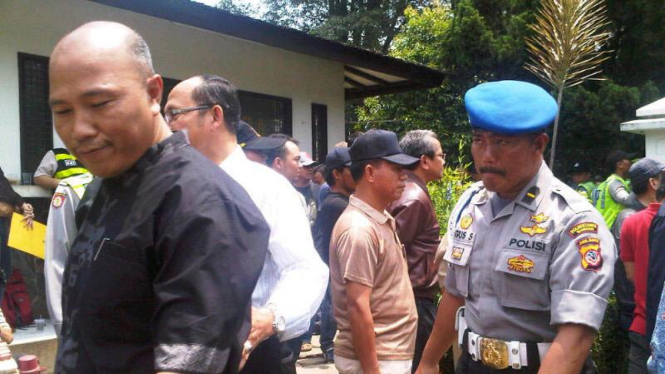 Ketua Fraksi Demokrat DPRD Jawa Barat, Awing Asmawi (baju hitam)