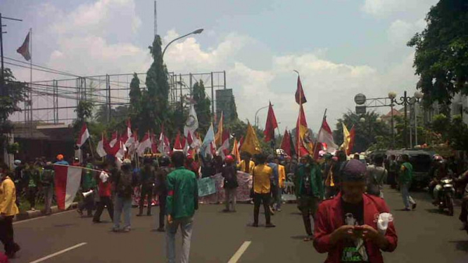 Mahasiswa demo tolak BBM naik di Jalan Diponegoro, Menteng 