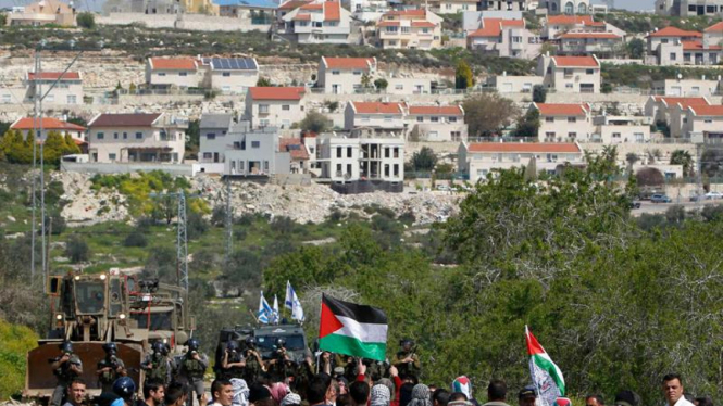 Warga Palestina berdemo di depan permukiman Yahudi di Nablus, Tepi Barat.