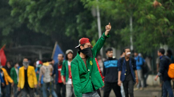 Aksi Demo Tolak BBM Ricuh di Monas-Gambir