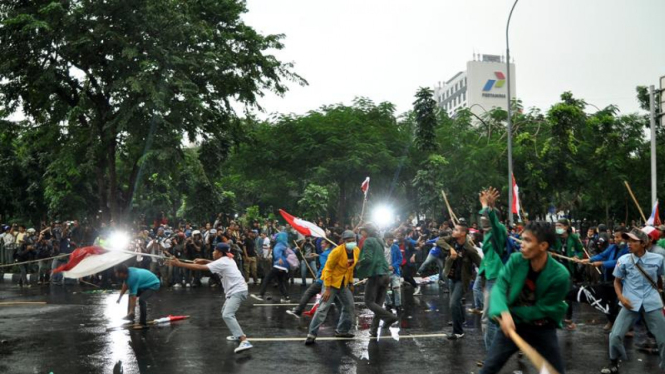 Aksi Demo Tolak BBM Ricuh di Monas-Gambir