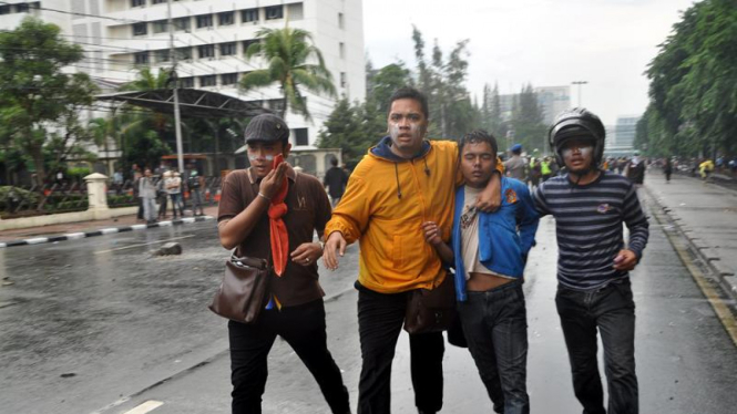 Aksi Demo Tolak BBM Ricuh di Monas-Gambir