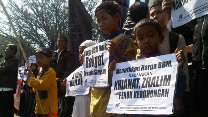 Massa Hizbut Tahrir membawa anak kecil demo tolak BBM naik