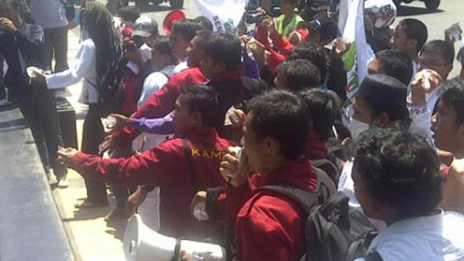 Demo massa KAMMI menolak BBM sambil lempar jumroh ke kantor Gubernur
