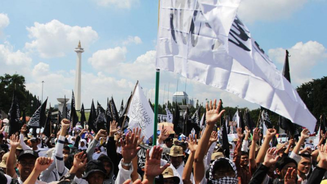 Massa Hizbut Tahrir Indonesia (HTI) Demo di Depan Istana Negara