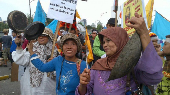 Ibu rumah tangga demo BBM