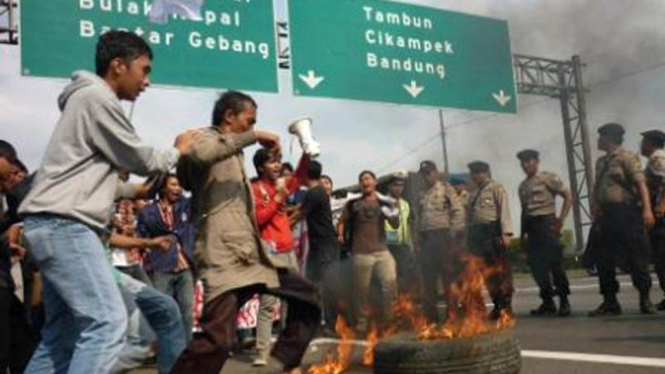 Mahasiswa blokir jalan tol Jakarta-Cikampek