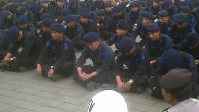 Demo BBM, Polisi Bandung berzikir 