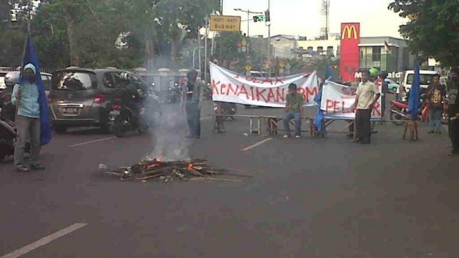 Mahasiswa blokir Jalan Diponegoro