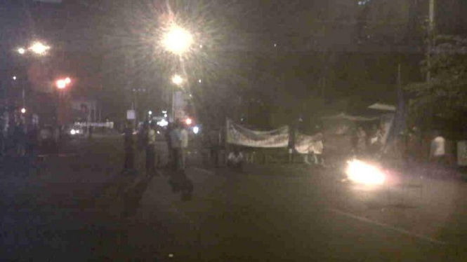 Mahasiswa blokir Jalan Diponegoro